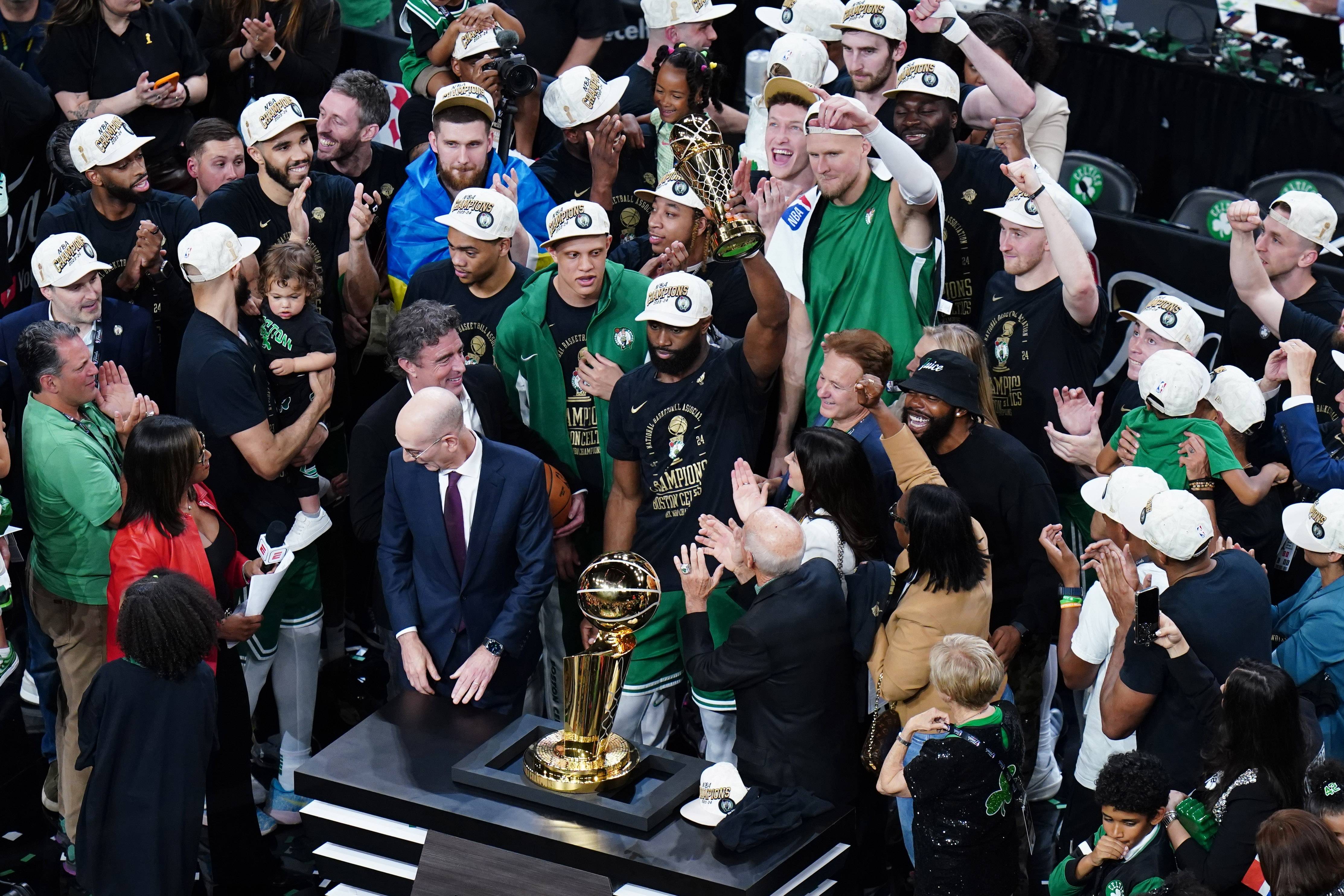 开云-塔图姆重返赛场，战术调整首场状态出色，公牛观众沸腾！